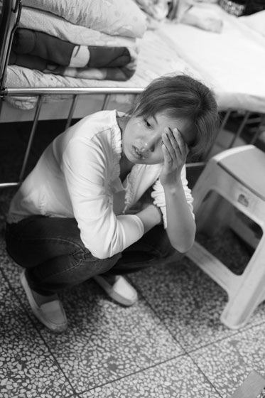 女兒熟睡之后，媽媽總會(huì)一個(gè)人想很多，女兒的病情、巨額的醫(yī)療費(fèi)用時(shí)刻充斥著她的大腦，年輕的媽媽在這種情境下變得憔悴了很多，她不知道小彬嫻什么時(shí)候會(huì)好起來，帶著她穿梭在小公園里看著她稚嫩的笑。