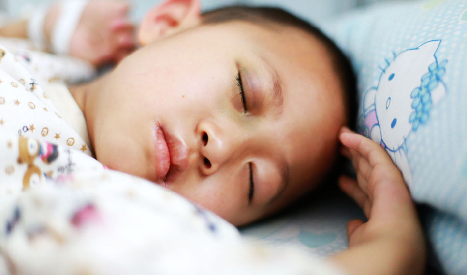 小彬嫻眼部、嘴部、脖子等出血點(diǎn)致使她無法吃硬東西，不小心劃破一下對(duì)她就是最大的損失，每個(gè)人都在保護(hù)著她，包括幼小的她自己。