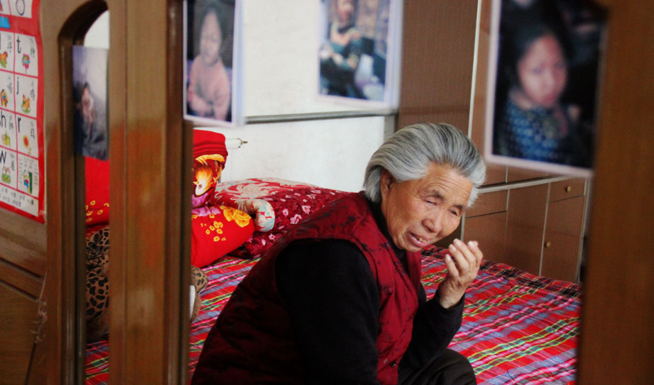 小彬嫻80歲的老奶奶每天在家祈禱小彬嫻早日回來?！袄夏棠套钣H”這是小彬嫻對(duì)“誰最親”這個(gè)問題最多的回答，小彬嫻和老奶奶就像是一對(duì)好朋友，兩個(gè)人在一起總是歡聲笑語。而現(xiàn)在，老奶奶每天看著鏡子前的小彬嫻的照片就會(huì)淚流滿面。