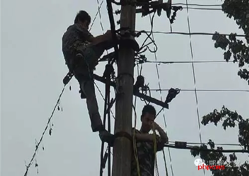 8月8日下午，邯臨路與高鐵橋交匯處北行200米燕莊村一名電工被困在電線桿上，急需救援。接到報警的邯鄲消防華澤路中隊立即趕赴現(xiàn)場，消防官兵到達現(xiàn)場后，經(jīng)了解得知，該男子是一名電工，在電線桿上作業(yè)時不慎被電擊傷，意識清醒，但其右腿和右臂無法用力，導致無法從電線桿上下來。消防官兵經(jīng)過半個小時的緊張營救，最終將被困男子成功救下，并由現(xiàn)場120醫(yī)務(wù)人員送往醫(yī)院進行救治。