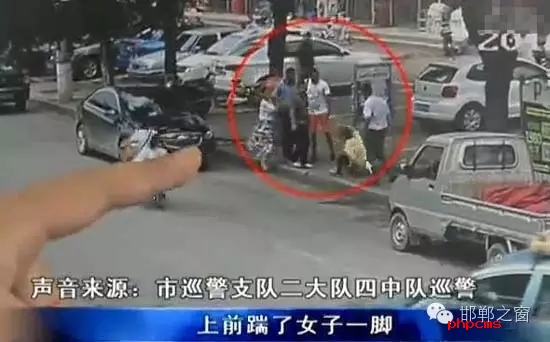 8月5日，市巡警支隊二大隊四中隊巡警在水廠路上巡邏時，突然一名神色慌張的男子攔下了警車，男子向巡警說他的愛人被打了。巡警立即查看情況，發(fā)現(xiàn)一名約30歲的女子手捂腹部倒在便道上，巡警立即撥打了110和120。經(jīng)了解得知，受傷女子于某某已懷有兩個月身孕，于某某的丈夫與男子有經(jīng)濟糾紛，當天男子找于某某的丈夫要錢，結(jié)果起了爭執(zhí)。巡警從醫(yī)院了解到于某某不幸流產(chǎn)。