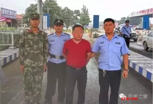 8月8日13時許，邯鄲大名李茂堤警務(wù)站民警，在一輛南樂開往龍王廟的公共汽車上，查獲一名無身份證男子。該男子自稱是龍王廟鎮(zhèn)人，在民警詢問下又改口稱是孫甘店鄉(xiāng)人，閃爍其詞、神色慌張。經(jīng)調(diào)查該男子叫朱某。于7月7日，在大名縣人民法院判決的一起民間借貸糾紛案中，犯罪嫌疑人朱某拒不履行法院判決。7月13日，大名縣公安局依法將該朱上網(wǎng)追逃。