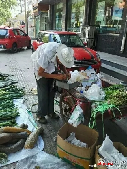 網(wǎng)友爆料：八十三歲，本該在家頤養(yǎng)天年，然而在光明大街水院路口卻有一位爺爺在酷暑烈日當(dāng)下賣菜和葡萄，如果有住在附近的小伙伴們，如果你正好想買菜，買葡萄，不妨去看看。