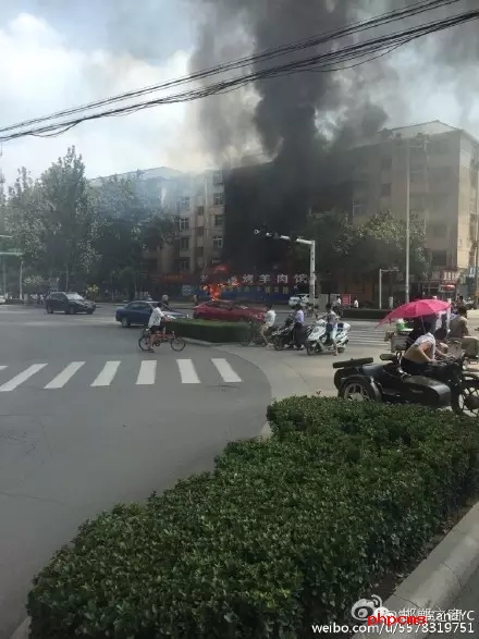 網(wǎng)友爆料：8月11日，邯鄲中華南大街和學(xué)院北路交叉口東南角，一飯店起火，消防官兵接警后緊急救援，目前起火原因不明。大家一定要注意用電用煤氣安全。