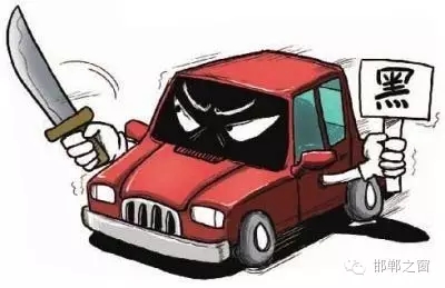 8月3日上午，公交分局接群眾報警稱，在汽車西站搭乘一輛白色奧拓(黑出租車)時，被該車司機(jī)持刀搶劫2600元。公交分局迅速組織警力現(xiàn)場勘查、走訪調(diào)查、調(diào)取天網(wǎng)監(jiān)控視頻、尋找嫌疑人蹤跡，經(jīng)大量工作，于次日凌晨6時許，辦案民警在復(fù)興區(qū)大乘寺附近發(fā)現(xiàn)嫌疑人的活動蹤跡。經(jīng)縝密布控，辦案民警在火車站一舉將犯罪嫌疑人張某某抓獲，犯罪嫌疑人張某某對持刀搶劫乘客的犯罪事實供認(rèn)不諱。