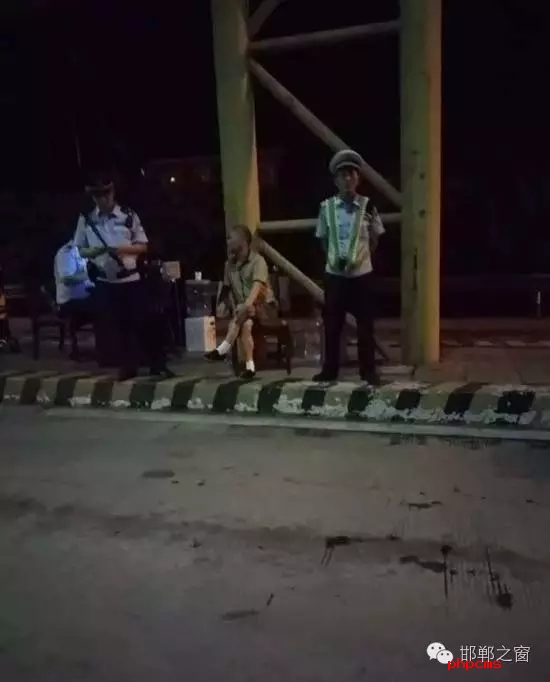 8月9日晚，磁縣交警大隊林坦中隊民警在執(zhí)行勤務(wù)中，對一輛小型普通客車進(jìn)行例行檢查，該車司乘人員三人，其中兩名乘坐人員神情恍惚，非?？梢?，民警認(rèn)真核對每名人員信息，經(jīng)網(wǎng)上對比查詢，系統(tǒng)提示陳某某具有吸毒史。執(zhí)勤民警立即對該車進(jìn)行全面徹查，并對該車三名司乘人員做了尿檢，檢驗結(jié)果兩名乘坐人員為陽性。最終，經(jīng)過細(xì)致盤問，周某某、陳某某對其吸毒事情供認(rèn)不諱。