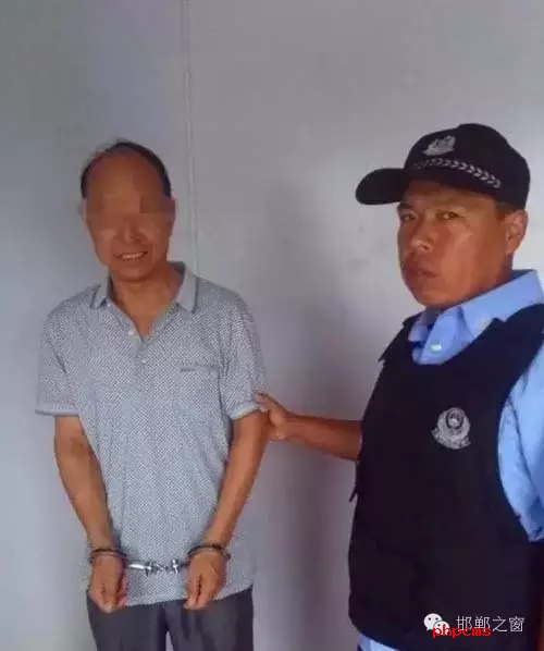 8月9日6時許，邯鄲大名鋪上高速口檢查站執(zhí)勤民警對一輛白色捷達(dá)車進(jìn)行安檢時，車上一名男乘客自稱忘帶身份證，民警遂讓該男子提供其身份證號。經(jīng)核查，該男子為許某良，系涉嫌保險詐騙網(wǎng)上逃犯。該許于5月31日，騙取國家養(yǎng)老保險金12萬余元，被魏縣公安局網(wǎng)上追逃。