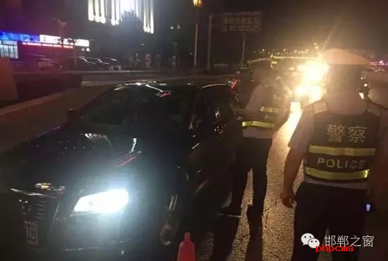 為保證奧運期間有一個良好的道路交通環(huán)境，針對疲勞駕駛、酒后駕駛等違法行為，邯鄲交警六大隊組織開展集中整治酒駕、醉駕專項行動。8月10日，交警六大隊出動警力130余名，出動警車15輛，設(shè)置執(zhí)勤卡點17處，從20時起至23時，在大隊轄區(qū)內(nèi)查獲了18個“酒鬼”以及涉牌涉證違法行為21起。當晚，在中華大街水廠路口，有一輛車為了逃避檢查，還試圖倒車逃跑。
