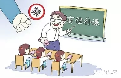 8月10日，記者接到家長舉報，稱邯鄲市七色光水文小學(xué)未開學(xué)，卻接到了學(xué)校補課通知。記者聯(lián)系了校方，該校負責人表示將立即停止補課，并將收取的費用退還家長。