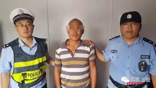 8月12日9時許，邯鄲大名鋪上高速口檢查站執(zhí)勤民警在對一輛由魏縣開往北京客車進(jìn)行安檢時，發(fā)現(xiàn)一名網(wǎng)上逃犯。經(jīng)核查，該男子為王某平，系涉嫌濫伐林木網(wǎng)上逃犯。該王于今年3月份在未有辦理《林木采伐許可證》的情況下，亂砍濫伐林木97棵。