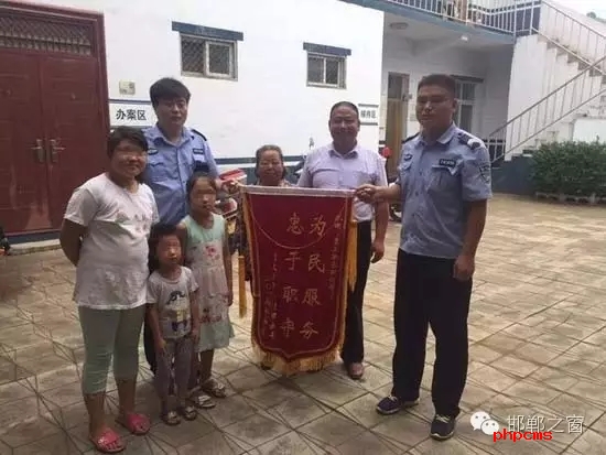 8月份，雞澤縣局店上派出所在開展入戶訪查工作中了解到，2011年，浮東三村村民孟某與外地女子唐某（云南省昭通市人）結(jié)婚，戶口沒有遷移，因是二婚，妻子唐某帶有的三個孩子也跟隨孟某生活，三個孩子均沒有戶口。不幸的是，其妻子唐某在2015年年底因車禍死亡，三個孩子無法取得醫(yī)學(xué)證明，就一直未能申報戶口。民警在獲悉此情況后，主動上門對這3個無戶口孩子進(jìn)行入戶調(diào)查，經(jīng)過一周的緊張工作，雞澤縣局店上派出所會同縣局戶政股為這3個孩子解決了戶口問題，最終將3個孩子的戶口頁交到孟某手中。