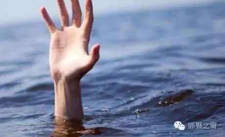 8月11日下午4點左右，邯鄲臨漳縣油房村村主任程艮生像往常一樣在自己負(fù)責(zé)的區(qū)域巡查，在快要接近漳河時，程艮生發(fā)現(xiàn)不遠(yuǎn)處有兩個人在水里撲騰。程艮生用盡全力將兩人救上岸?！皟蓚€孩子才十八九歲，正值大好年華。”回憶起當(dāng)時情形，程艮生依然心有余悸。