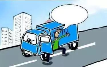 2月27日凌晨，邯鄲市一名男子套用其表哥A2駕駛證信息駕駛大貨車進(jìn)入市區(qū)，沒成想因?yàn)樽旖堑囊活w痣被交警看出破綻，不僅被公安機(jī)關(guān)依法行政拘留了15天，而且被罰款1500元。在事實(shí)面前，駕駛?cè)瞬坏貌怀姓J(rèn)自己無證，試圖用表哥的駕駛證蒙混過關(guān)。